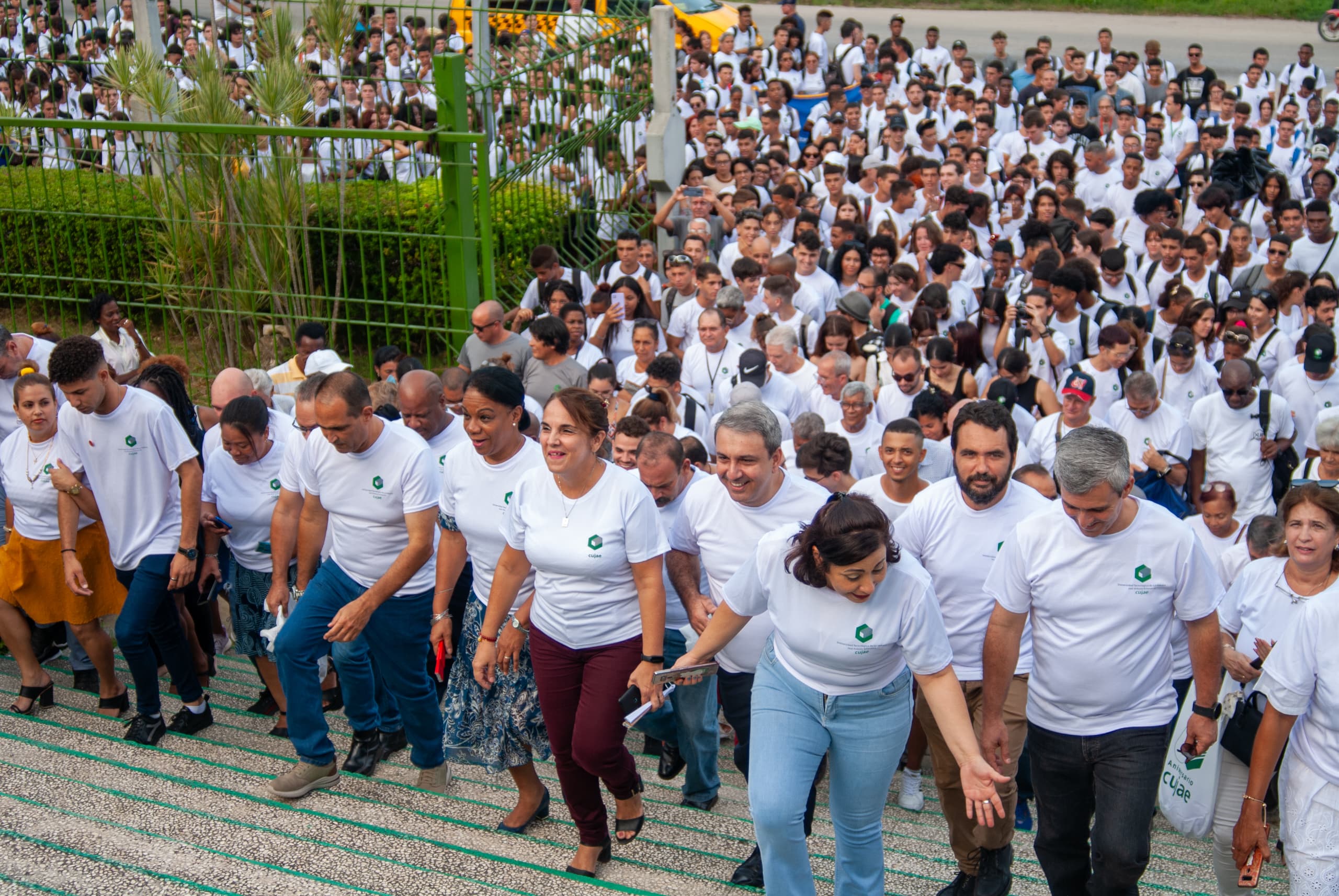 Jóvenes estudiantes, profesores y personalidades invitadas, suben desde la escalinata cujaeña José Antonio Echeverría