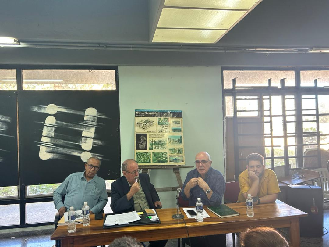 Panel integrado por dos eminentes científicos: los doctores en ciencias Agustín Lage y Luis Herrera, junto al ingeniero cujaeño Wilfredo López